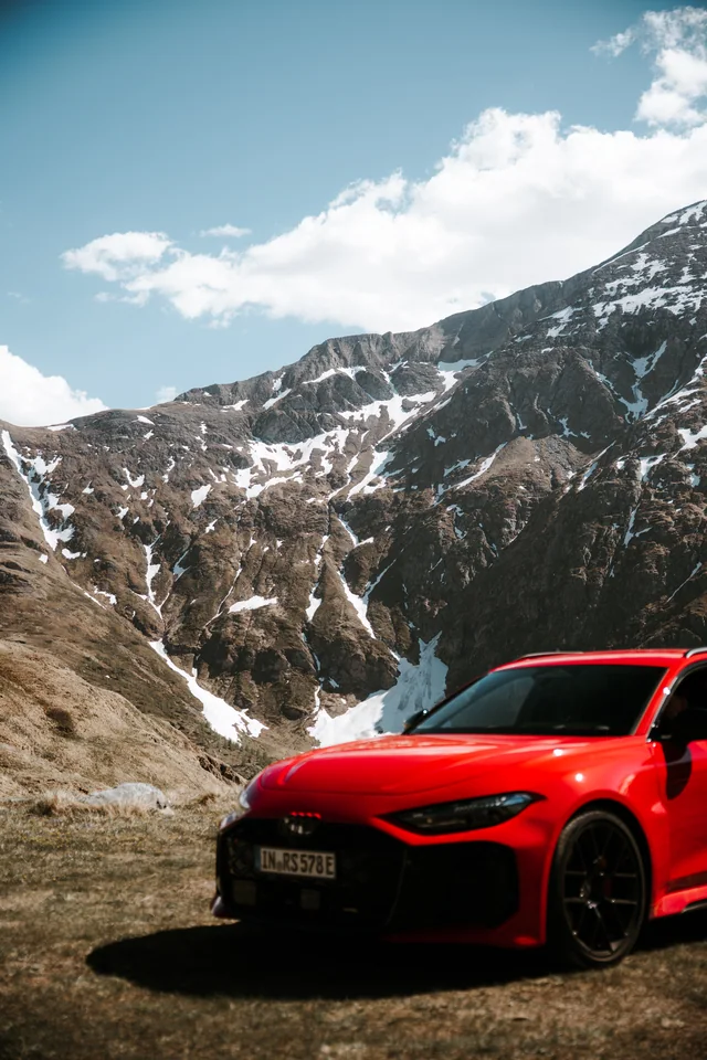 Roter Audi RS in alpiner Landschaft