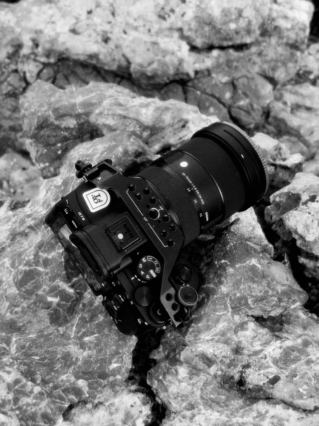 Kamera auf Felsen in Schwarz-Weiß