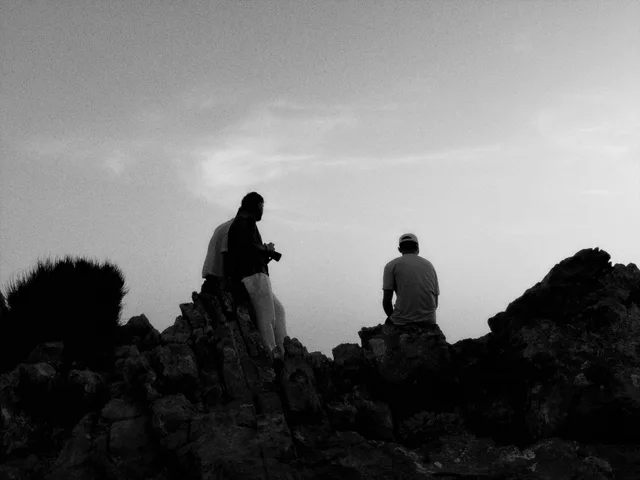 Maurice Veith mit Freunden auf einem Felsen, Schwarz-Weiß-Aufnahme