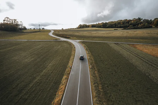 Auto auf der Landstraße über die Felder