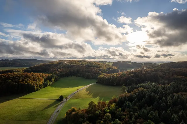 Panorama mit Wolken über der Herbstlandschaft