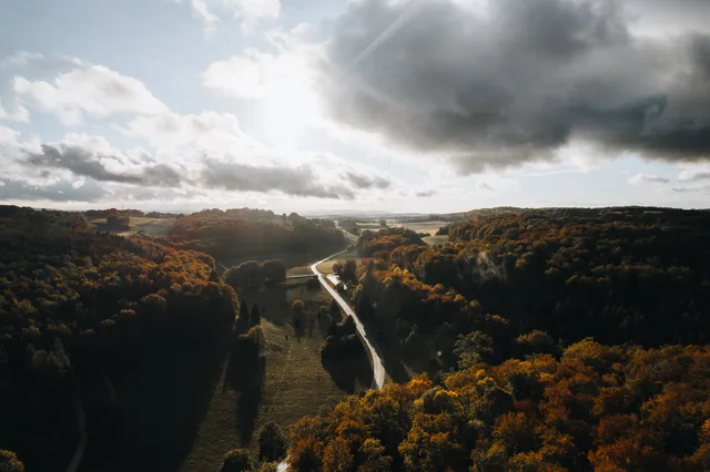 Kurvige Straße im Tal bei Wolken