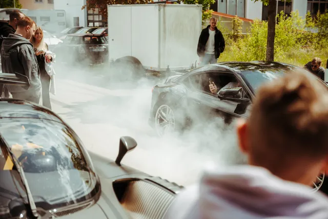 Burnout bei einem Autotreffen