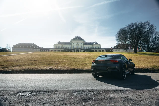 Ferrari Purosangue in der Heckansicht