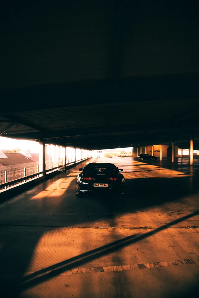 Supra in der warmen Lichtspur