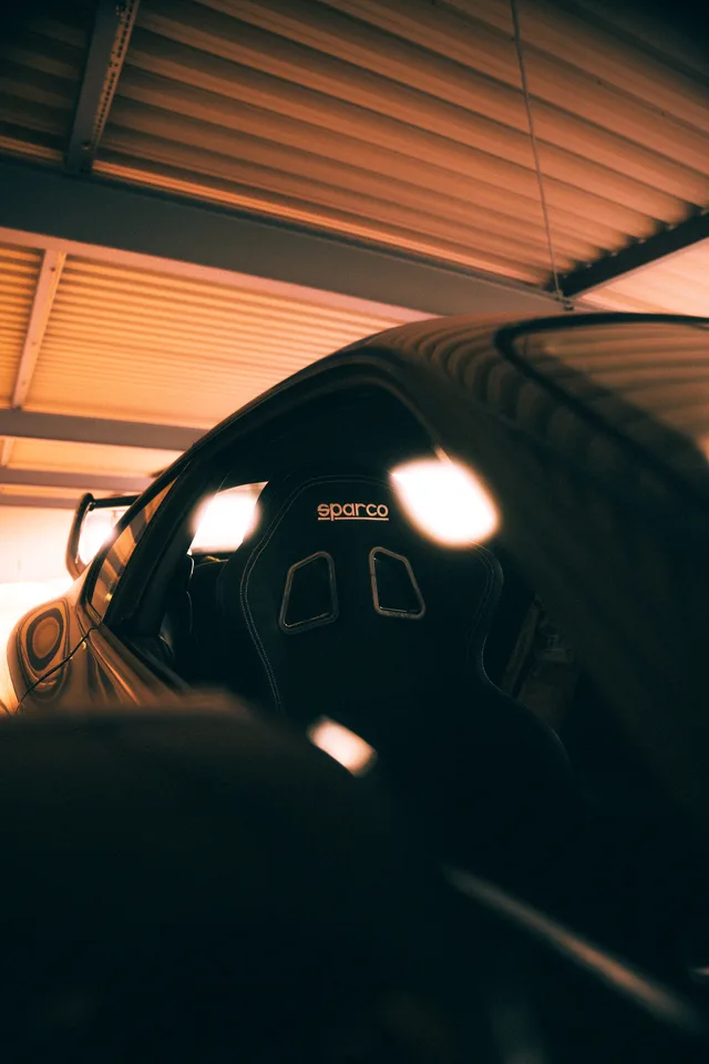 Sparco-Schalensitz im Gegenlicht