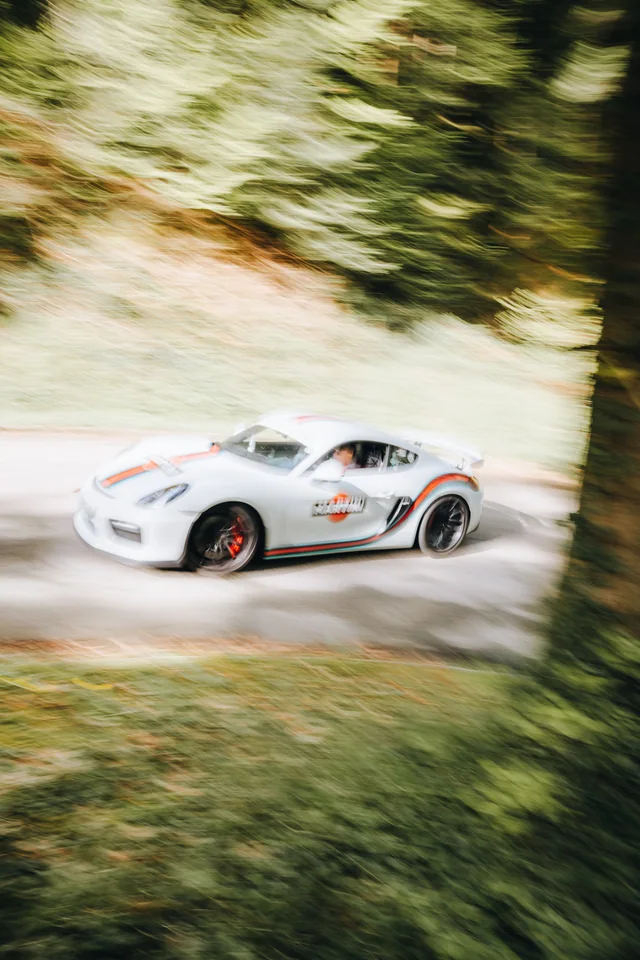 Porsche GT4 beim Anfahren der Kurve