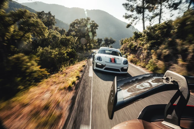 Porsche GT4 in Fahrt