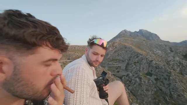 Zwei Fotografen mit Kamera über der Küste von Mallorca