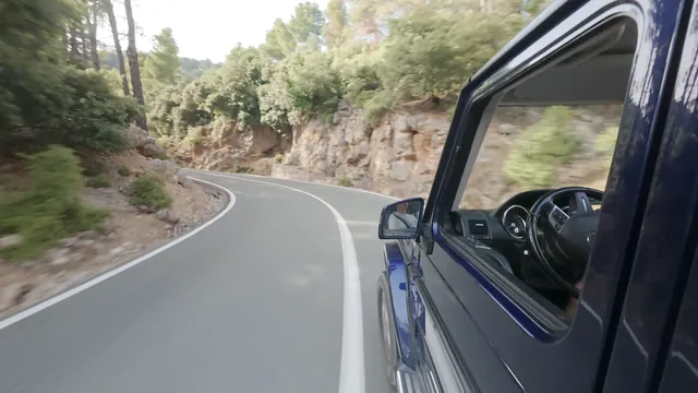 Geländewagen in einer Serpentine auf Mallorca, gefilmt aus dem Fahrerfenster