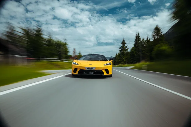 Gelber McLaren in Fahrt