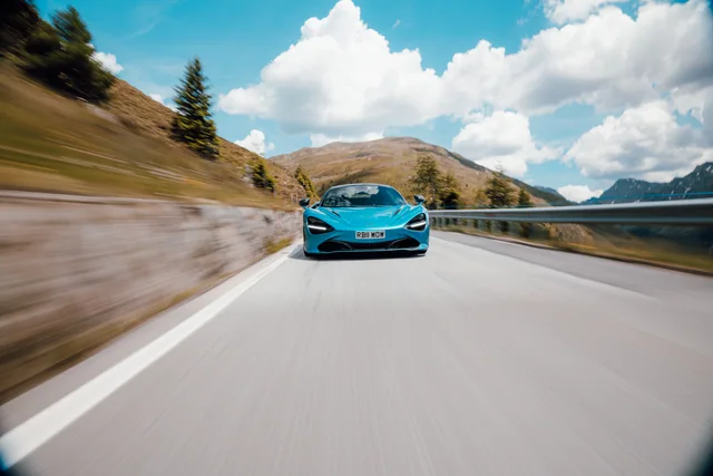Türkisfarbener McLaren an einem See