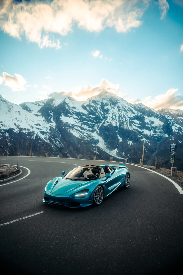 McLaren vor Bergpanorama