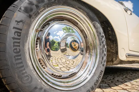 Radkappe mit Porsche-Wappen