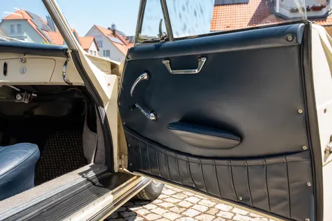 Geöffnete Tür mit Türverkleidung