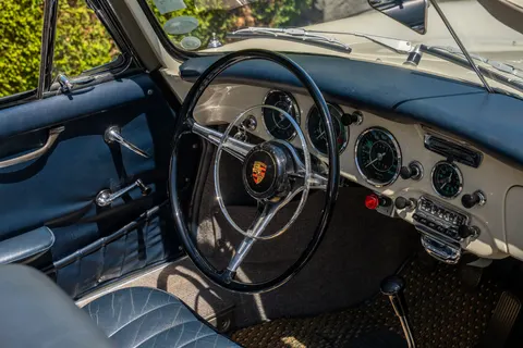 Cockpit durch die offene Tür