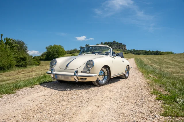 Porsche 356 Cabriolet auf einem Feldweg unter blauem Himmel