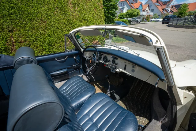 Innenraum mit blauem Leder
