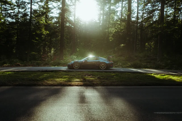 Porsche 911 GT3 RS auf einer Waldstraße