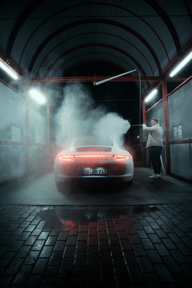 Porsche 911 in einer Waschhalle