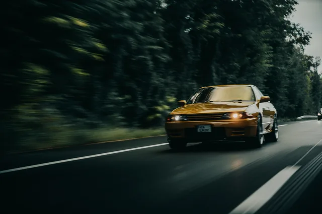 Skyline R32 in Fahrt auf der Landstraße
