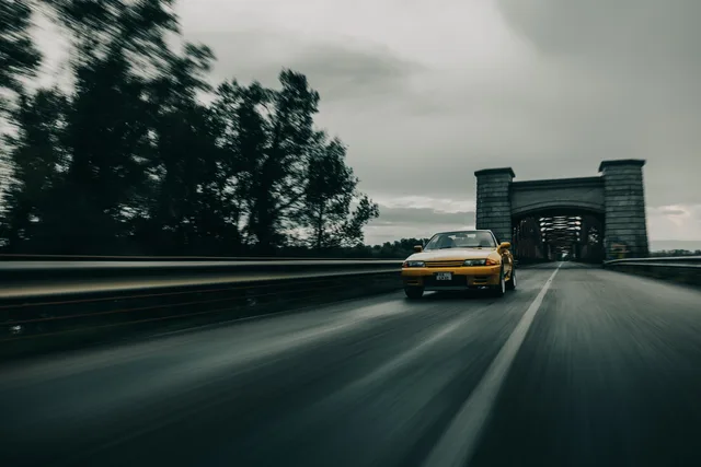 Skyline R32 verlässt die Brücke