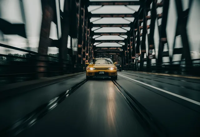 Skyline R32 frontal auf einer Stahlbrücke