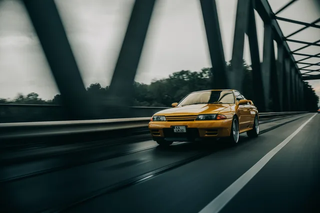 Skyline R32 in Fahrt zwischen den Streben der Brücke