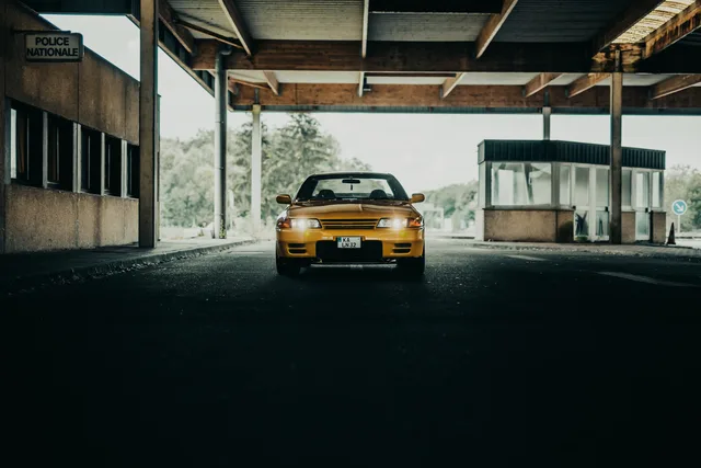 Skyline R32 frontal unter dem Betonvordach