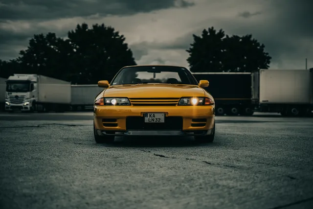 Skyline R32 vor Lastwagen auf dem Parkplatz