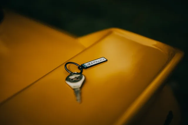 Schlüssel auf der gelben Motorhaube