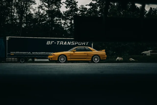 Skyline R32 vor einem Transport-Auflieger