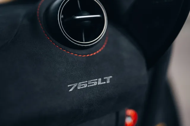 765LT-Schriftzug im Alcantara