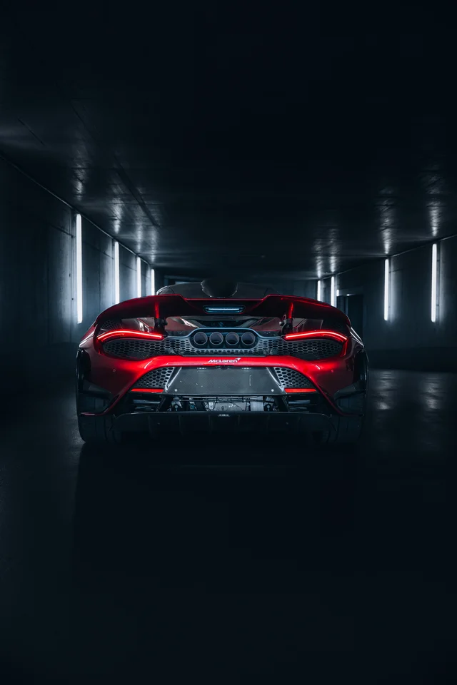 McLaren 765LT von hinten im dunklen Raum
