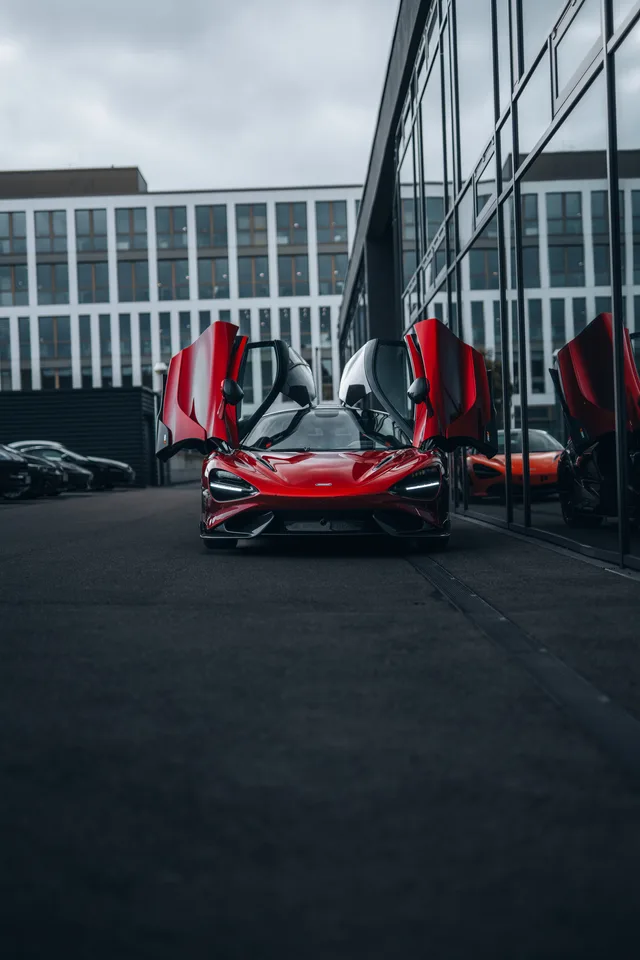 McLaren 765LT mit geöffneten Türen vor einem Gebäude