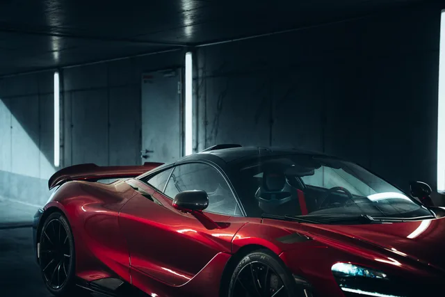 McLaren 765LT im Seitenprofil in der Halle