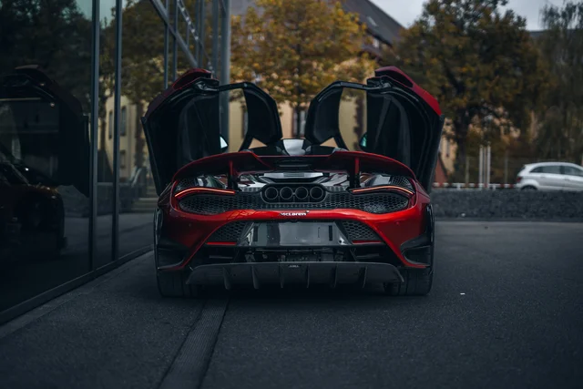 Heckansicht des McLaren 765LT mit geöffneten Türen