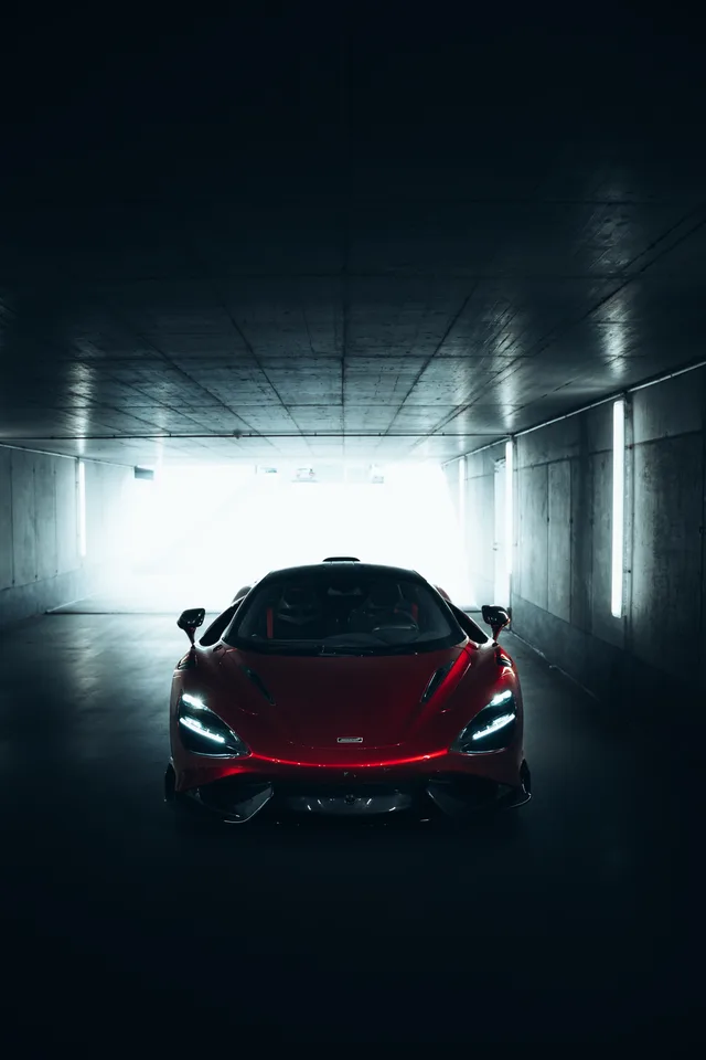Roter McLaren 765LT in einer dunklen Halle