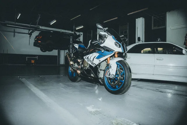 Blau-weißes Superbike vor der Toyota-Limousine