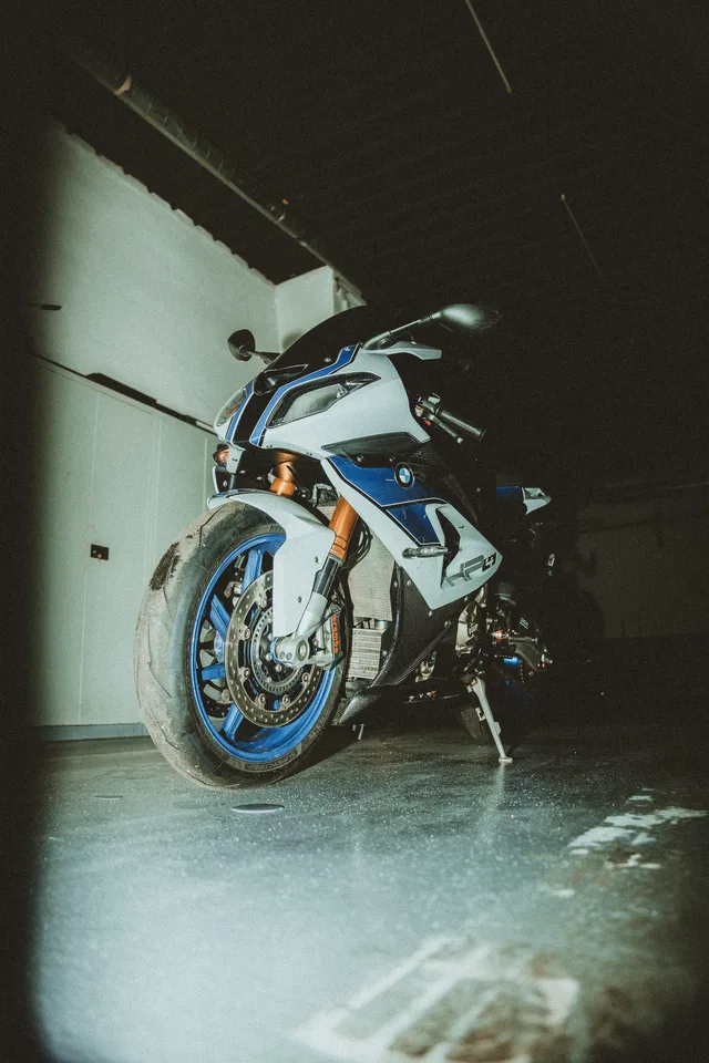 Superbike im Lichtkegel
