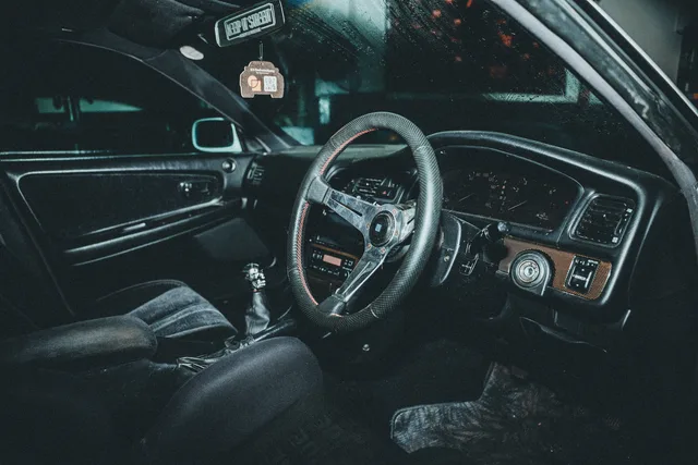 Cockpit mit Holzlenkrad