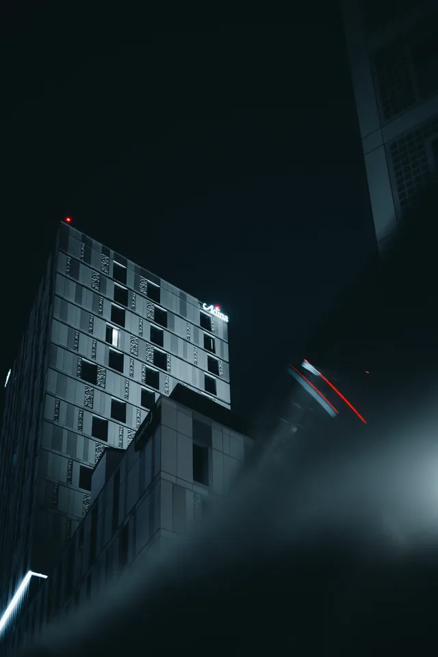 Hochhaus und Heckleuchte aus tiefer Perspektive