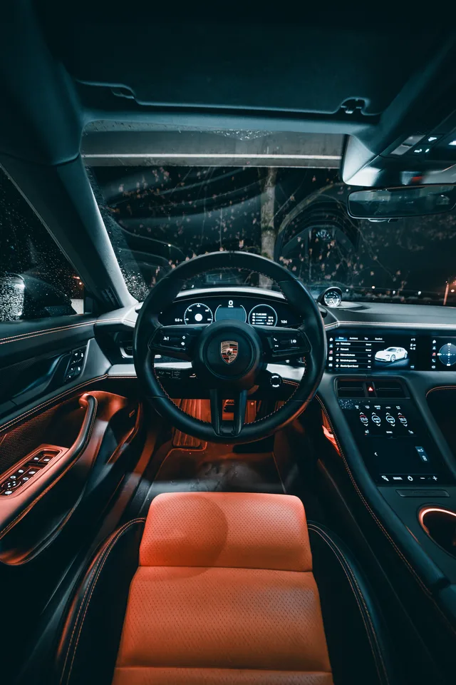 Cockpit mit cognacfarbenem Sitz