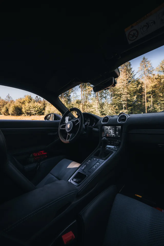 Cockpit des kupferfarbenen Porsche