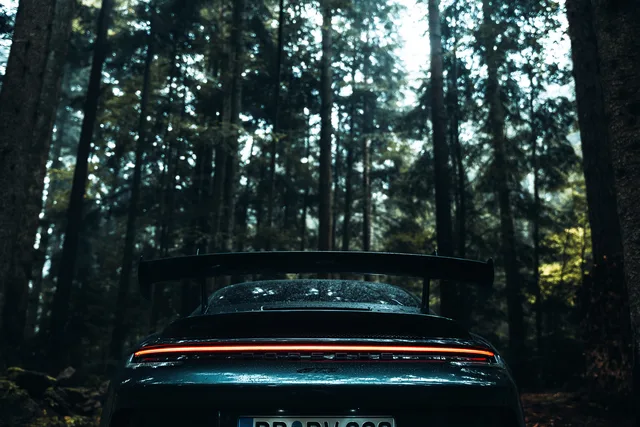 Heck mit Flügel des petrolblauen Porsche