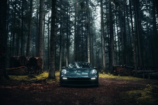 Frontansicht des dunkel petrolblauen Porsche