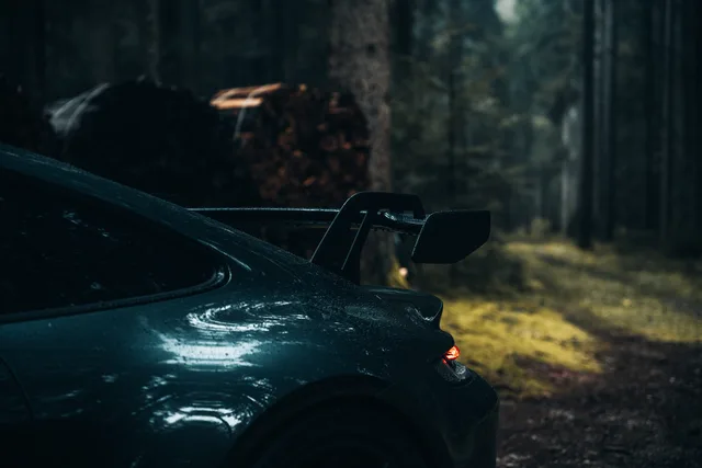 Dunkel petrolblauer Porsche im Seitenprofil