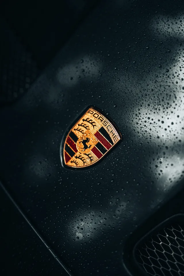Porsche-Wappen mit Wassertropfen
