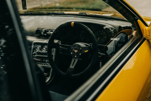 Blick ins Cockpit mit Lenkrad